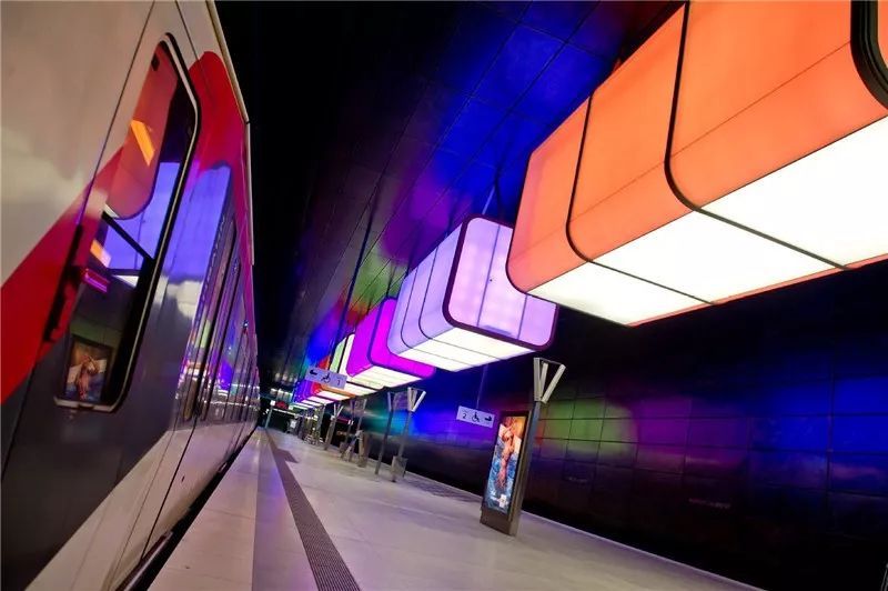 案例分享丨德国汉堡港口地铁站——光之雕塑