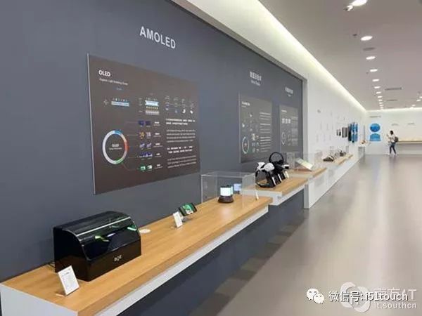 记者参观京东方生产线，了解京东方柔性AMOLED生产线的发展状况