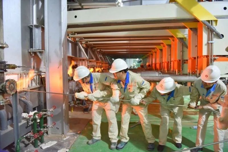 中国首条8.5代TFT-LCD玻璃基板生产线成功引板