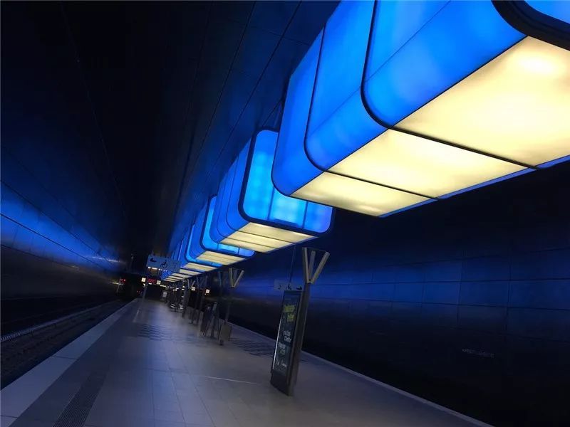 案例分享丨德国汉堡港口地铁站——光之雕塑