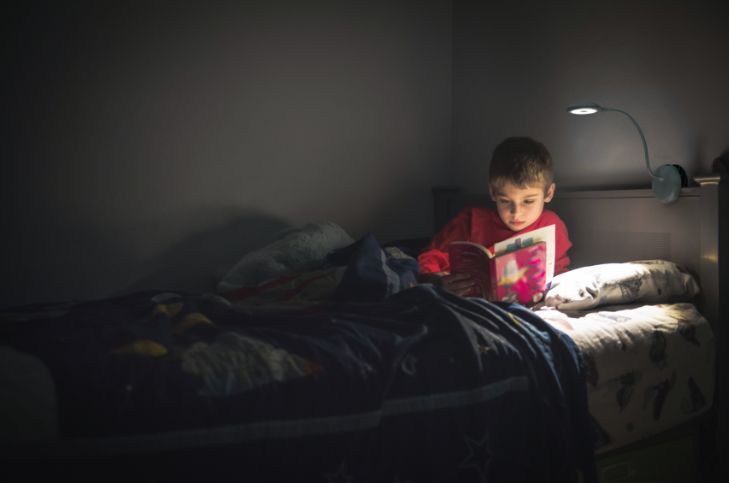 青少年近视的原因还可能来自“它”