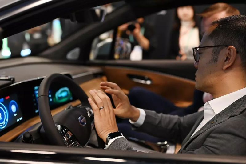 成就爱迪生和乔布斯的百年企业，这次盯上了谁？