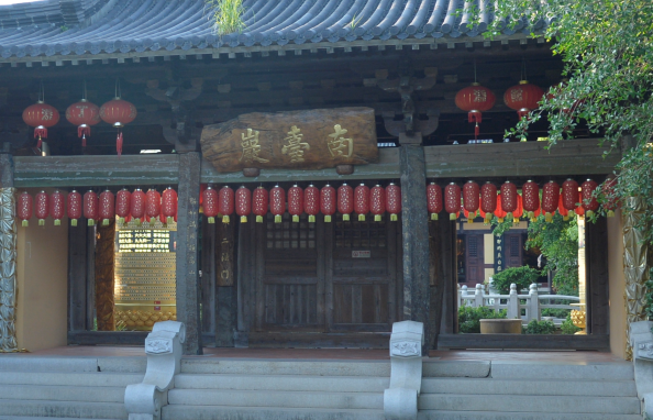 新年献礼：狮峰寺里三重光