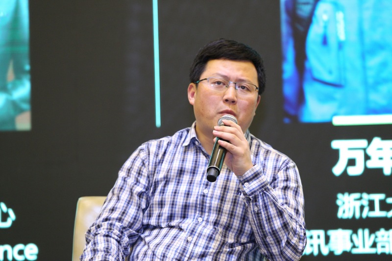 行家Point产业对话 | 面板、集成商、显示屏代表如何看待LED商显之路？