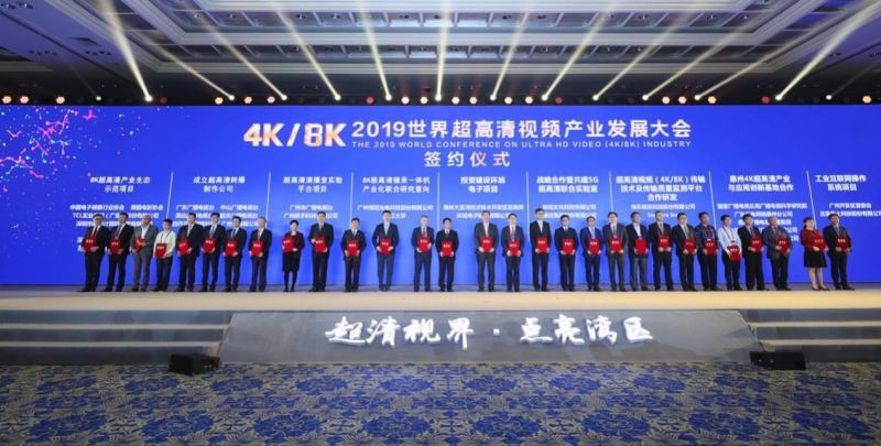 TCL展出QLED+MiniLED 8K电视