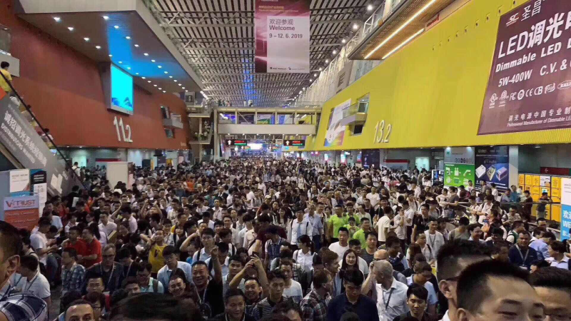 别挤啦，晶科同学的展台要被挤爆啦