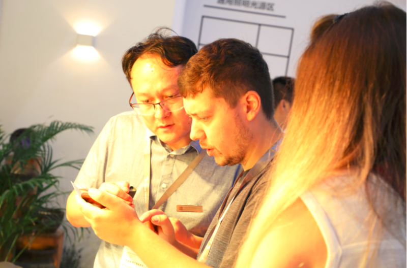 别挤啦，晶科同学的展台要被挤爆啦