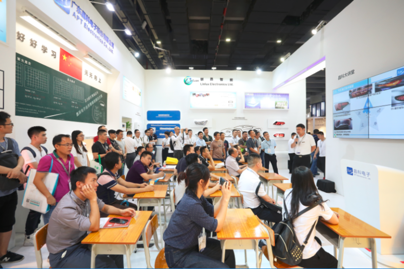 别挤啦，晶科同学的展台要被挤爆啦