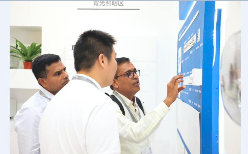 别挤啦，晶科同学的展台要被挤爆啦