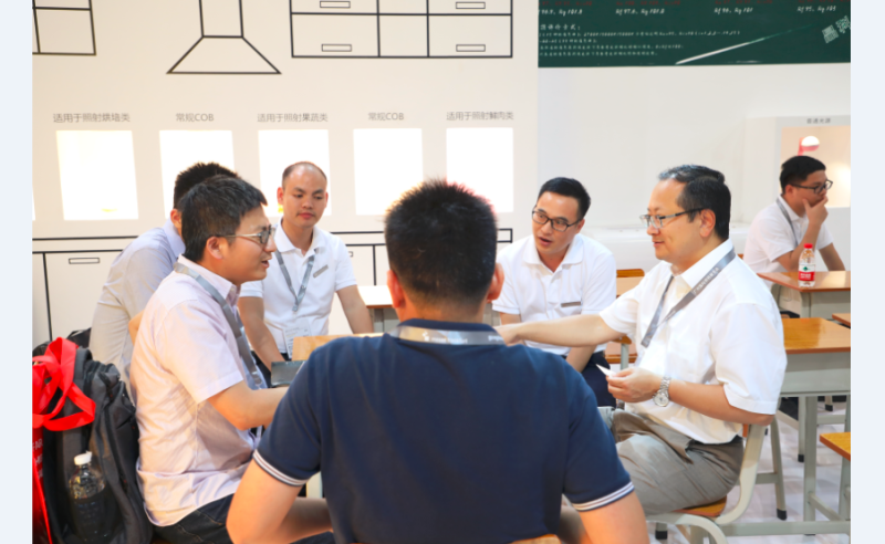 别挤啦，晶科同学的展台要被挤爆啦