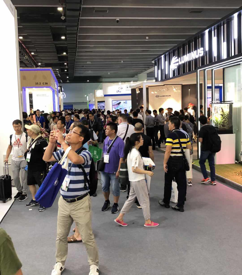 别挤啦，晶科同学的展台要被挤爆啦