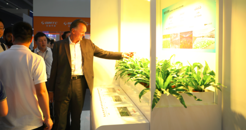 别挤啦，晶科同学的展台要被挤爆啦