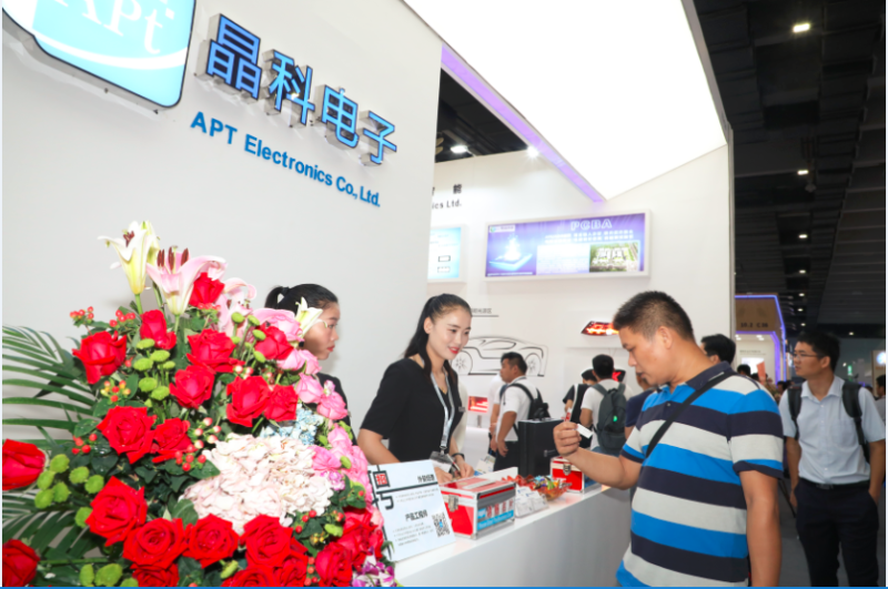 别挤啦，晶科同学的展台要被挤爆啦