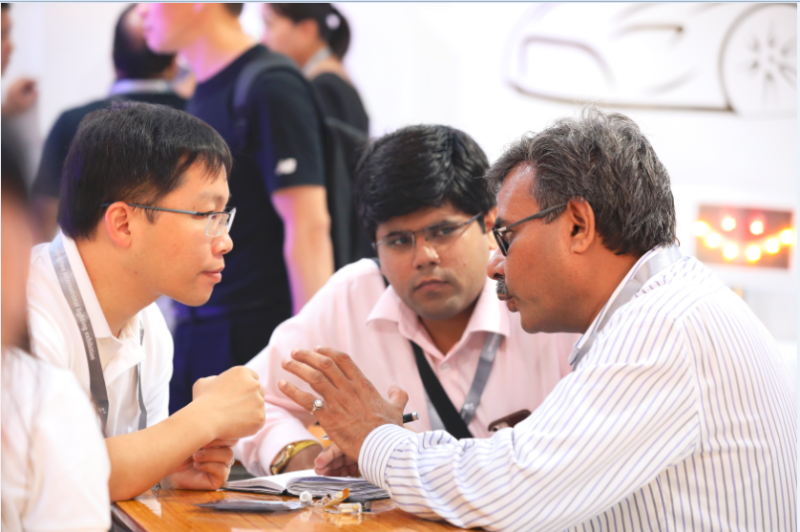 别挤啦，晶科同学的展台要被挤爆啦