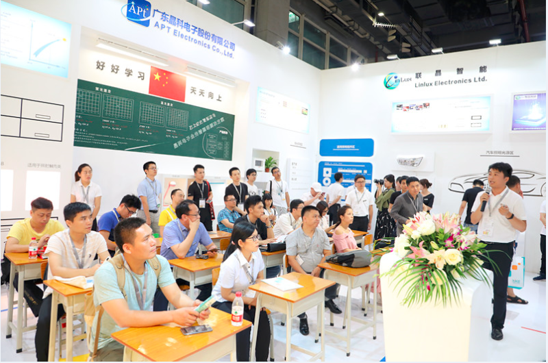 别挤啦，晶科同学的展台要被挤爆啦