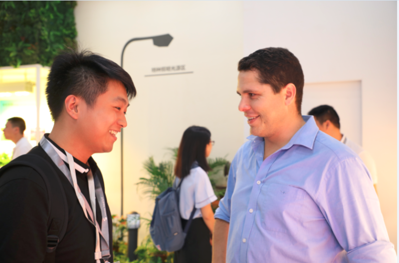 别挤啦，晶科同学的展台要被挤爆啦