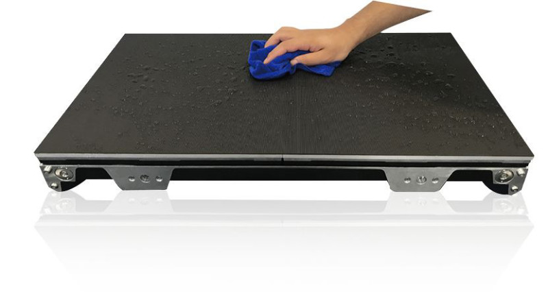 雷曼光电COB高清显示屏从容应对突发“洗礼”