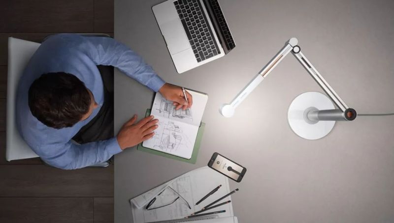 戴森又发布了一款灯，能根据人的年龄调光！？ 