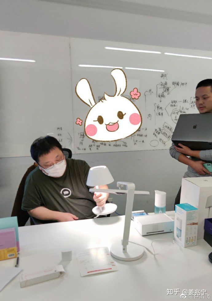 除了小米10，罗永浩今晚还将直播这款智能台灯