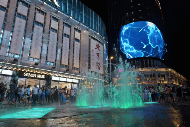 来北京路，看雷曼光电1200㎡ 8K超高清裸眼3D曲面屏