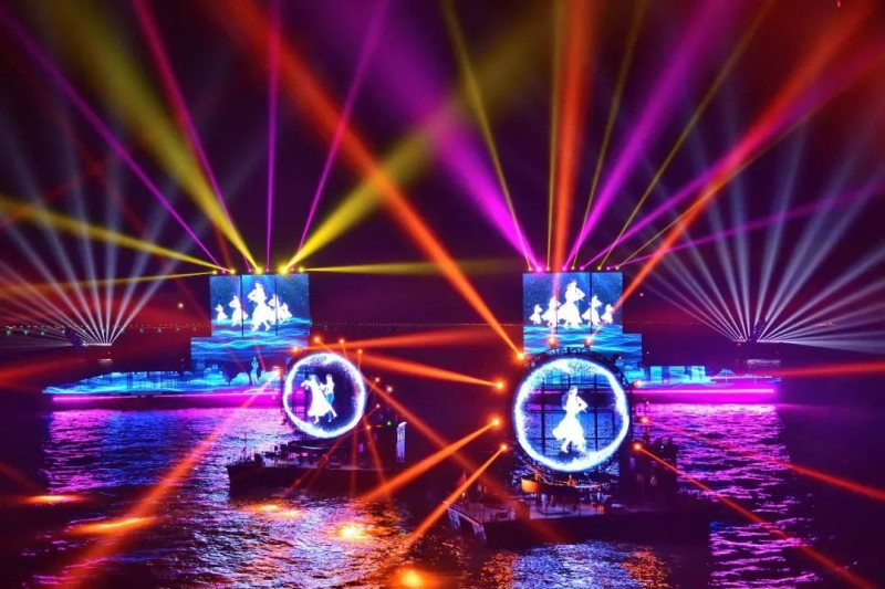 相约大海丨洲明1026㎡巨屏助力全球首部海上光影剧震撼开演