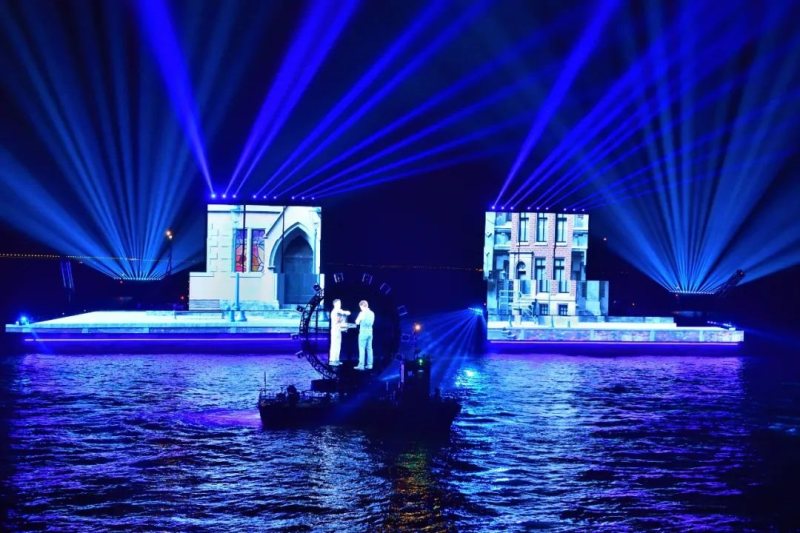 相约大海丨洲明1026㎡巨屏助力全球首部海上光影剧震撼开演