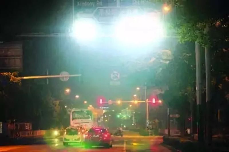 “亮瞎眼”、“眩晕”！道路灯光受到媒体“差评” | 社会热点