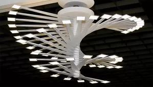 OLED照明的优势在于具备高发光效率，适用于大面积面光源