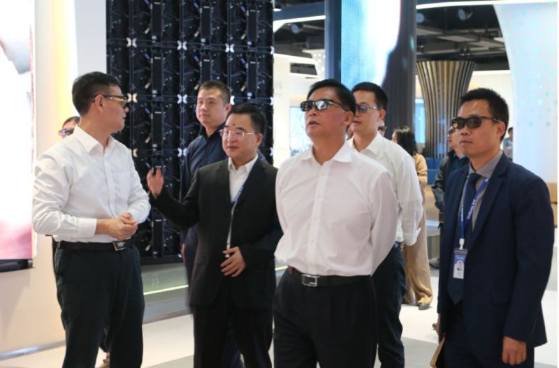 深圳市委常委杨洪一行莅临洲明科技考察调研