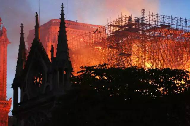 浴火重生！巴黎圣母院恢复夜间照明