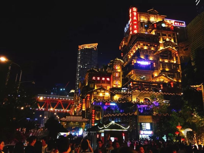 重庆：一座网红城市的夜间模式报告