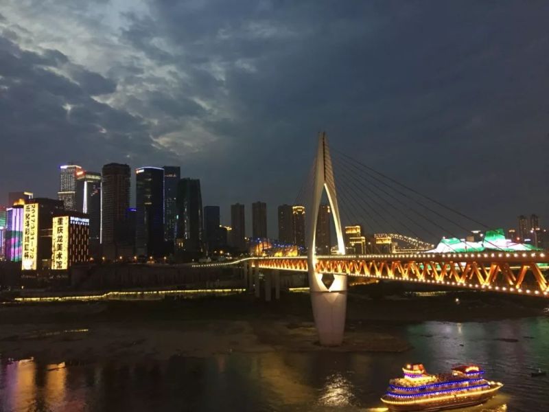 重庆：一座网红城市的夜间模式报告