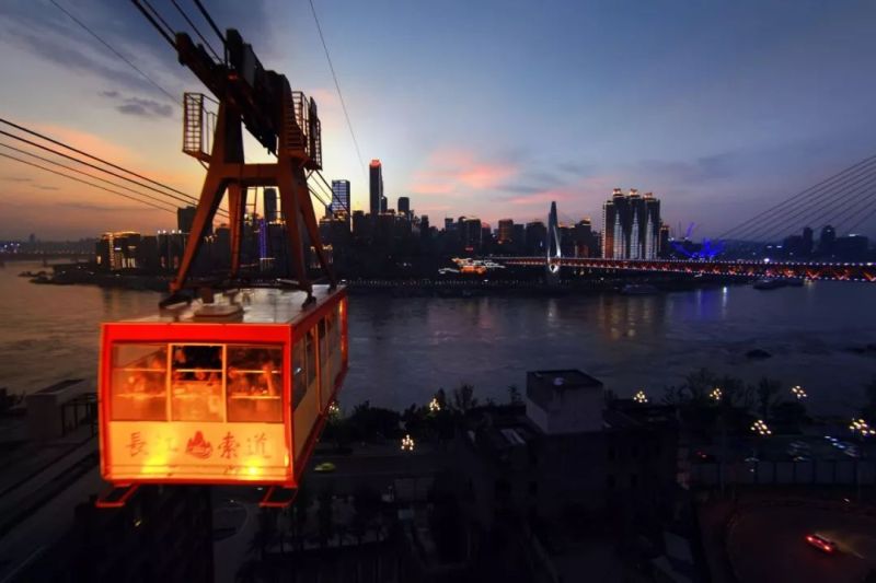 重庆：一座网红城市的夜间模式报告